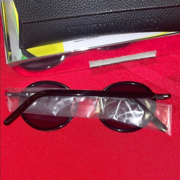 Akila Chinatown Black Round Smiley Sunglasses - Picture 3 of 7